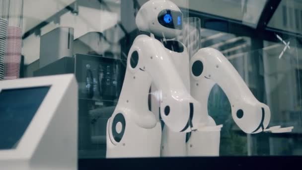 Rumah kopi dengan pelayan robot menunggu pesanan. — Stok Video