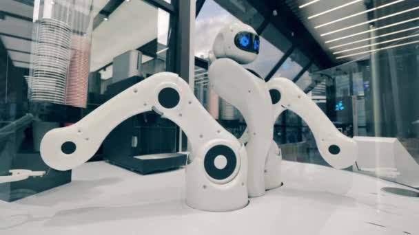 Robot está moviendo sus brazos mientras trabaja en una cafetería — Vídeo de stock