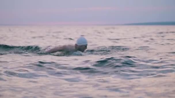 一个男人在海里游泳蝴蝶 — 图库视频影像