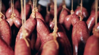 Et fabrikasında sosis tüttürülüyor..