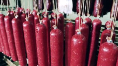 Kırmızı sosisler et paketleme fabrikasında pişirildi..
