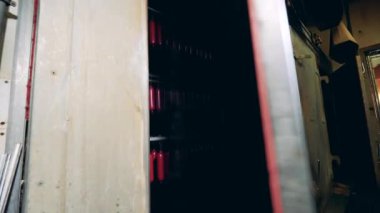 İnsan üzerinde sosisler asılı bir rafı hareket ettirir..