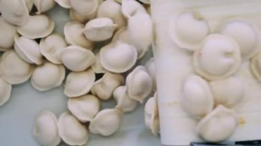 Taşıyıcıda hareket eden etli börekler.