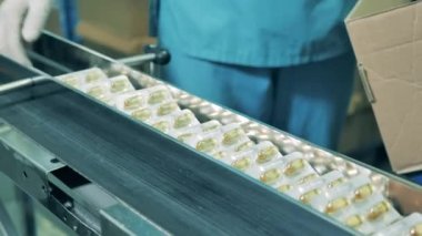 Fabrika işçisi kemerindeki kabarcıkları ilaçlarla temizliyor.