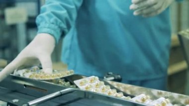 Kapsüllü kabarcıklar taşıyıcıdan çıkarılıyor.