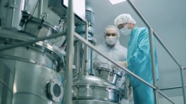 Uzmanlar elektrik nakil hatlarının yanında konuşuyorlar.