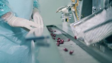 Haplar konveyör bandına düşüyor ve daha da ileri gidiyor.