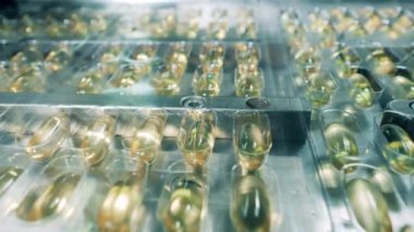 Paletlerdeki fabrika taşıyıcısı ve kapsül hapları üzerinde hareket ediyor.