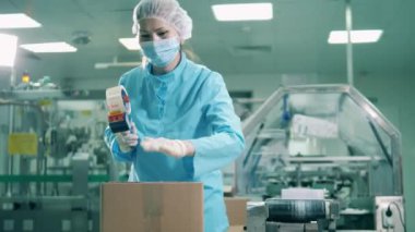 Eczacı kutuları haplarla dolduruyor.