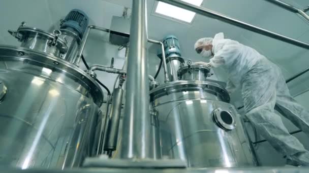 Pharmacology specialist is working with chemical reactors — Stock Video