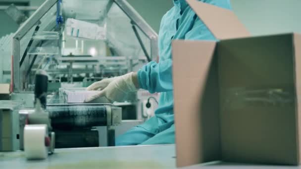 Un especialista está empaquetando productos médicos en cajas — Vídeos de Stock