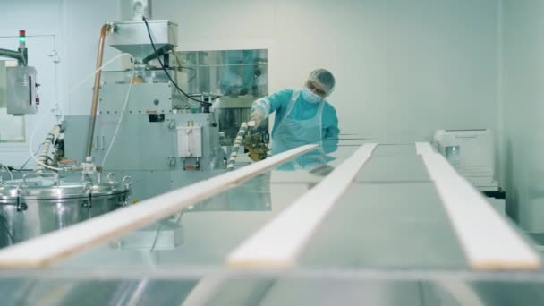 Mannelijke farmacoloog onderzoekt fabrieksuitrusting — Stockvideo