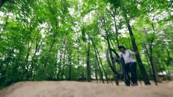 Stunt hoppa utförs av en manlig ryttare på en cykel — Stockvideo