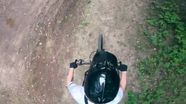 BMX 'e binen kasklı bir adamın üst görüntüsü. — Stok video