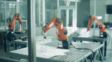 Robot cihazları olan bir tesis.