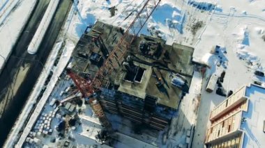 Üst görünümde çok katlı bir bina var.