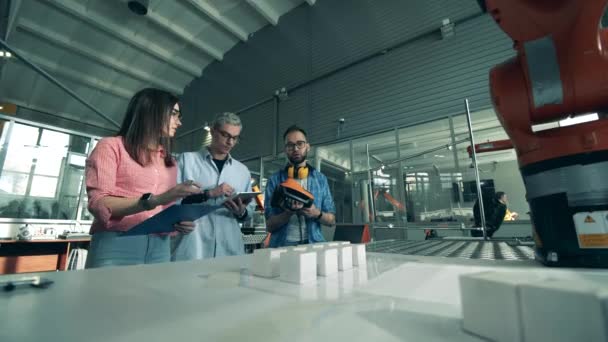 科学者は工場でロボットアームで作業します。近代科学研究所. — ストック動画