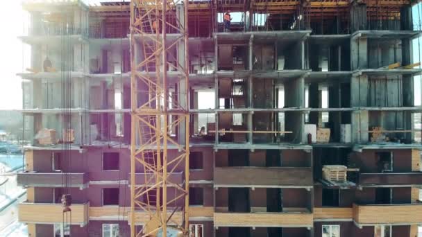 Woonhuis met meerdere verdiepingen in aanbouw — Stockvideo