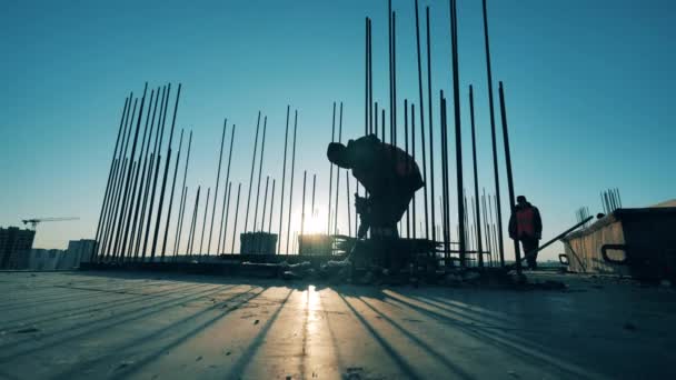 Industriarbejderen er ved at rive beton ned på byggepladsen – Stock-video