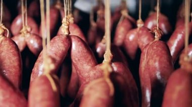 Et fabrikasında sosis tüttürülüyor..