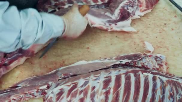 肉铺的工人切牛肉排骨. — 图库视频影像