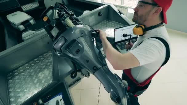 Чоловік-інженер займається обслуговуванням вітрильника — стокове відео