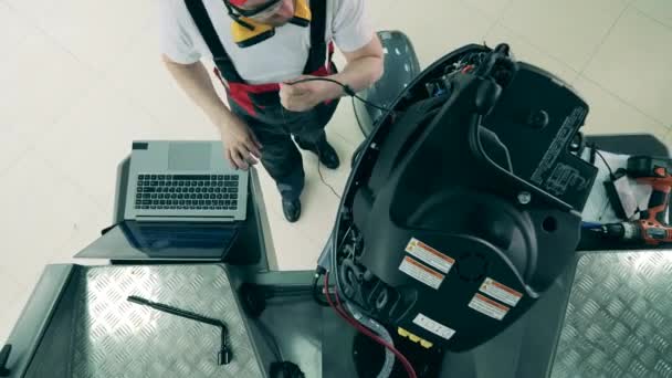 Інженер з технічного обслуговування фіксує двигун вітрильників — стокове відео