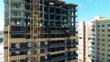 Şehirde çok katlı bir ev inşa ediliyor.