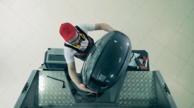 Teknisyen yelkenli motorunu tamir etmeye hazırlanıyor.