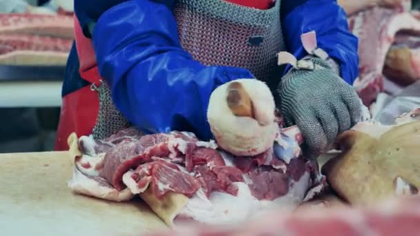 A személy hússal dolgozik a vágóhídon. — Stock videók
