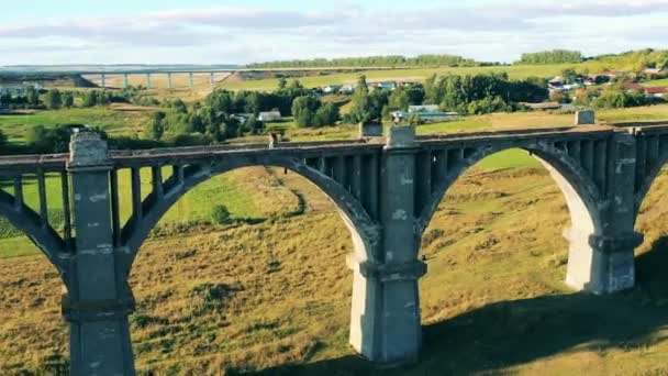 巨大な橋とその上に女性と風景 — ストック動画