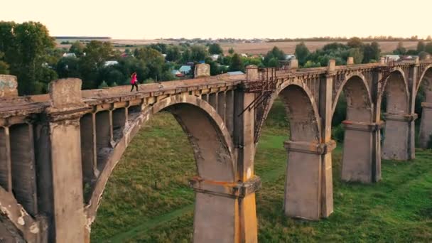 女运动员沿着一座巨大的桥慢跑 — 图库视频影像