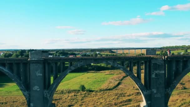 石造りの橋とその上に女性と風景 — ストック動画