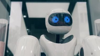 Kafede gözlerini deviren bir droidin başı. Yenilik, modern teknoloji konsepti.