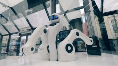 Gelecekçi robot, yenilikçi teknoloji konsepti. Yüksek teknolojili droid bir dükkanda kahve servisi yapmaya hazır.
