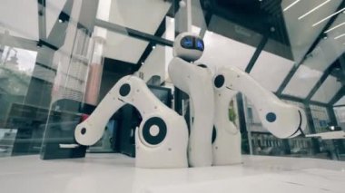 Yenilik, modern teknoloji konsepti. Robot bir kafede kollarını hareket ettiriyor.