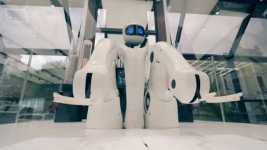 Sibernetik barista bir kafede kahve servisi yapmaya hazır. Yenilik, modern teknoloji konsepti.