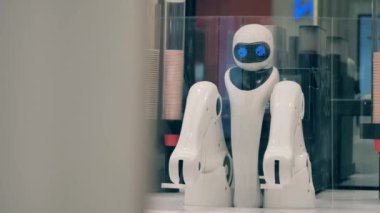 Kahve evi ve yüksek teknoloji ürünü bir droid emirlerinizi bekliyor.