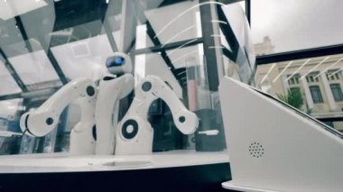 Droid müşterilere kahve servisi yapıyor.