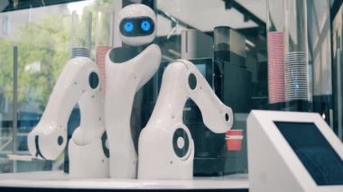 Yüksek teknolojili droid bir kafede kahve servisi yapıyor. Yenilik, modern teknoloji konsepti.