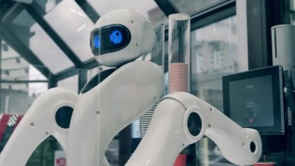 Droid verwendet eine spezielle Maschine, um Kaffee zu kochen. Futuristischer Roboter, innovatives Technologiekonzept. — Stockvideo