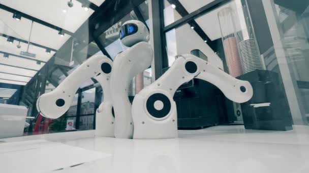 Futurystyczny robot, innowacyjna koncepcja technologiczna. Mechaniczny droid czeka na klientów w kawiarni — Wideo stockowe