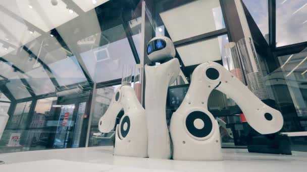 Robot de servicio de café está moviendo sus brazos mientras espera a los clientes — Vídeo de stock