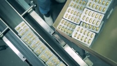 Balık yağı haplı kabarcıklar bir kutuya dolduruluyor.