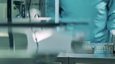 İlaç işçisi bir taşıyıcıyı haplarla kontrol ediyor.