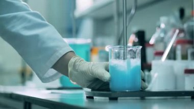 İlaç çözeltisi mekanik olarak karıştırılıyor.