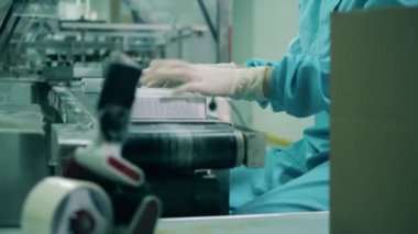 Tıbbi ürünler bir uzman tarafından kutulara dolduruluyor.