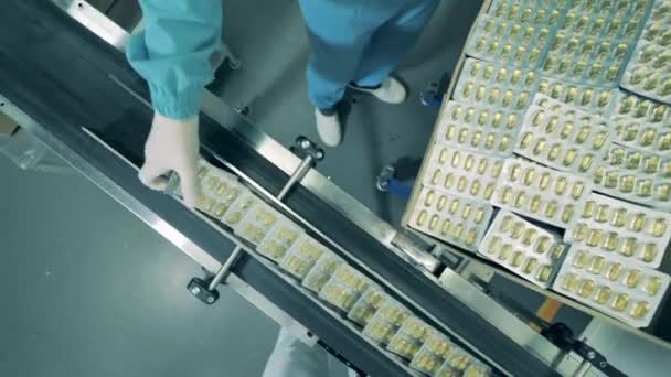 Farmacia, concetto di farmacia. Operaio chimico sta confezionando blister di capsule in una scatola — Video Stock