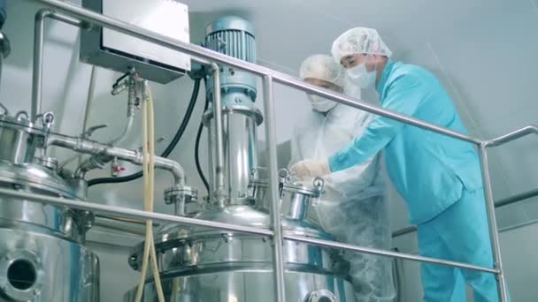 Fermentační reaktor je řízen mužskými zdravotnickými odborníky — Stock video