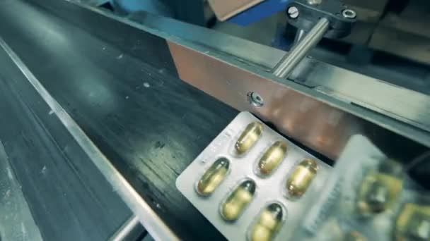 Close-up van blaren met visolie capsules die uit de riem worden gehaald — Stockvideo